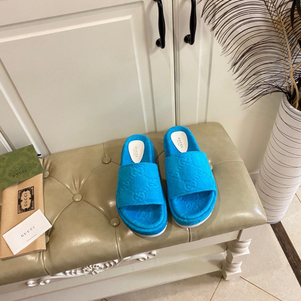 G*u*i gg platform sandal