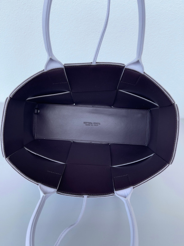 bo*te*ga Ve*ne*ta small arco tote bag