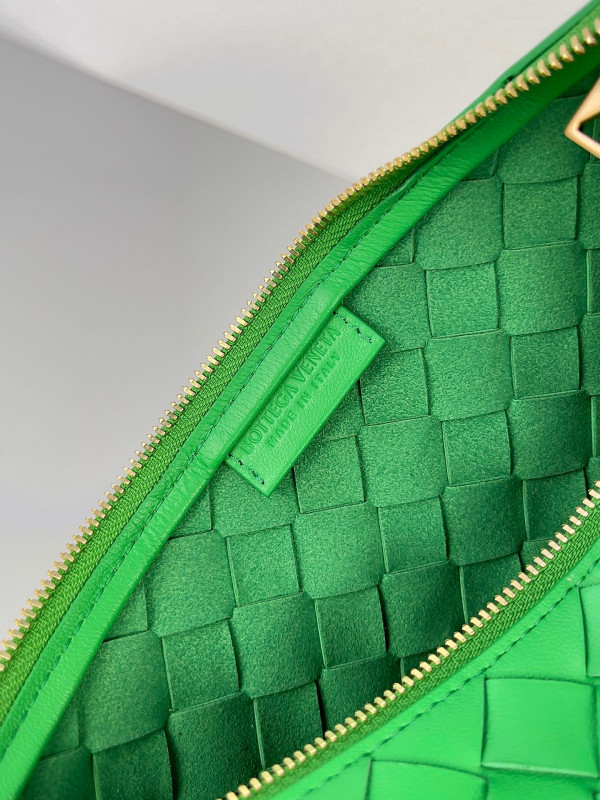 bo*te*ga Ve*ne*ta pouch on strap