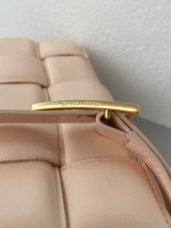 bo*te*ga Ve*ne*ta cassette