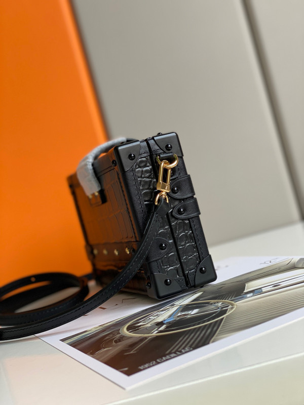 l0*is V*t0n petite malle