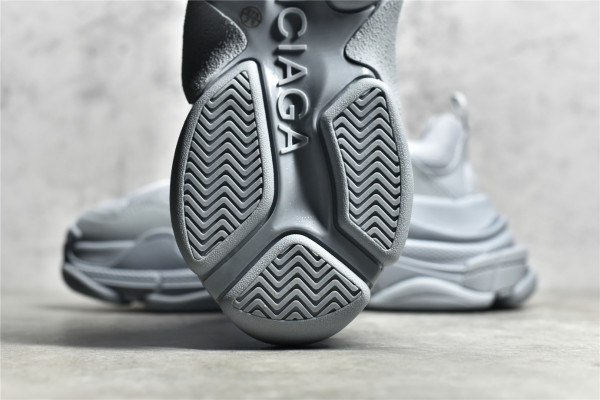 Ba*len*cia*ga triple s