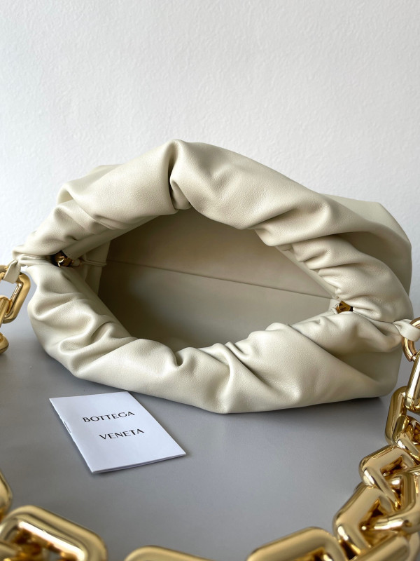 bo*te*ga Ve*ne*ta the chain pouch