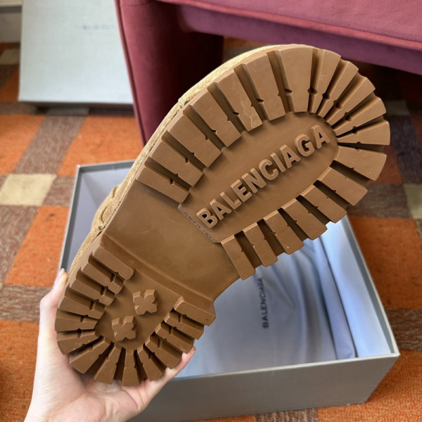 Ba*len*cia*ga alaska fur bootie