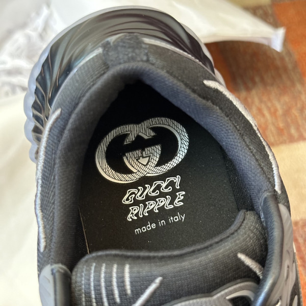 G*u*i men&women sneakers