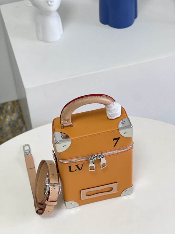 l0*is V*t0n vertical box trunk