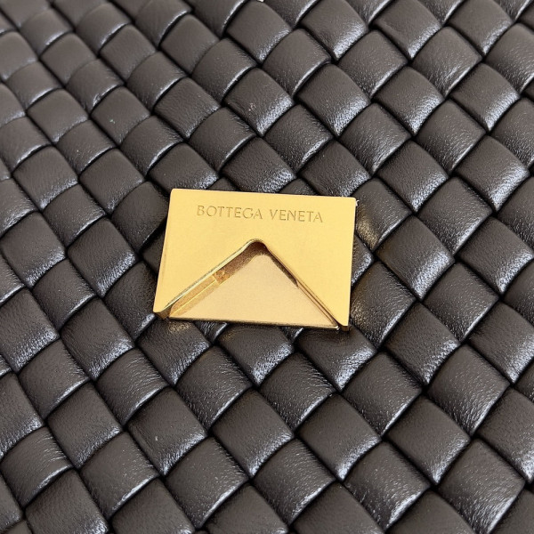 bo*te*ga Ve*ne*ta small cobble shoulder bag