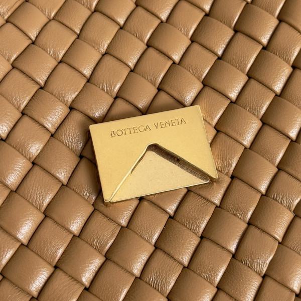 bo*te*ga Ve*ne*ta small cobble shoulder bag