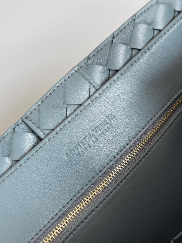 bo*te*ga Ve*ne*ta large andiamo