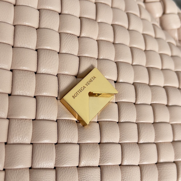 bo*te*ga Ve*ne*ta  mini cobble shoulder bag