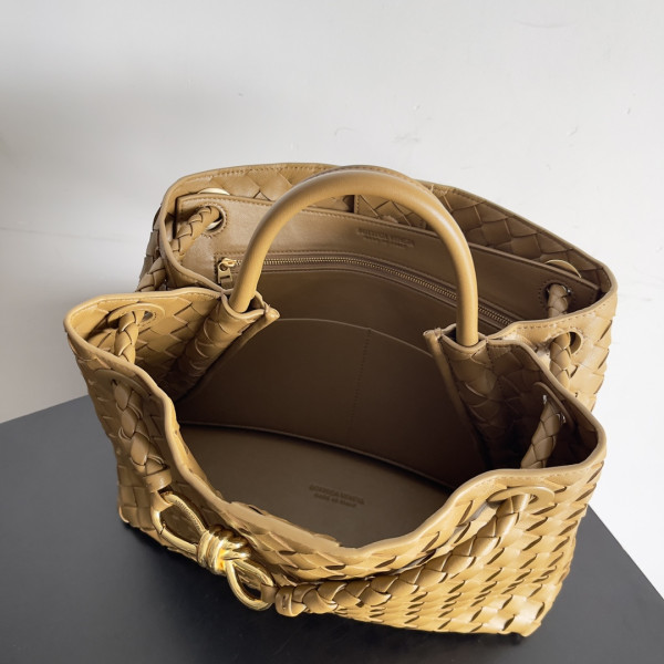 bo*te*ga Ve*ne*ta medium andiamo