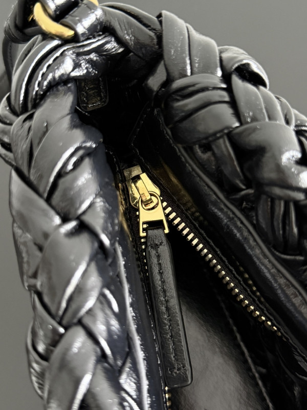 bo*te*ga Ve*ne*ta kalimero cha cha