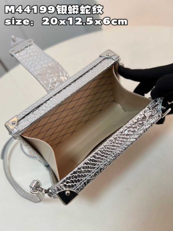 l0*is V*t0n petite malle